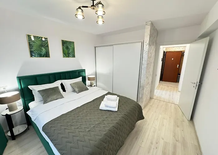Luxury Glam Apartments Coresi Mall Area - Parking Option